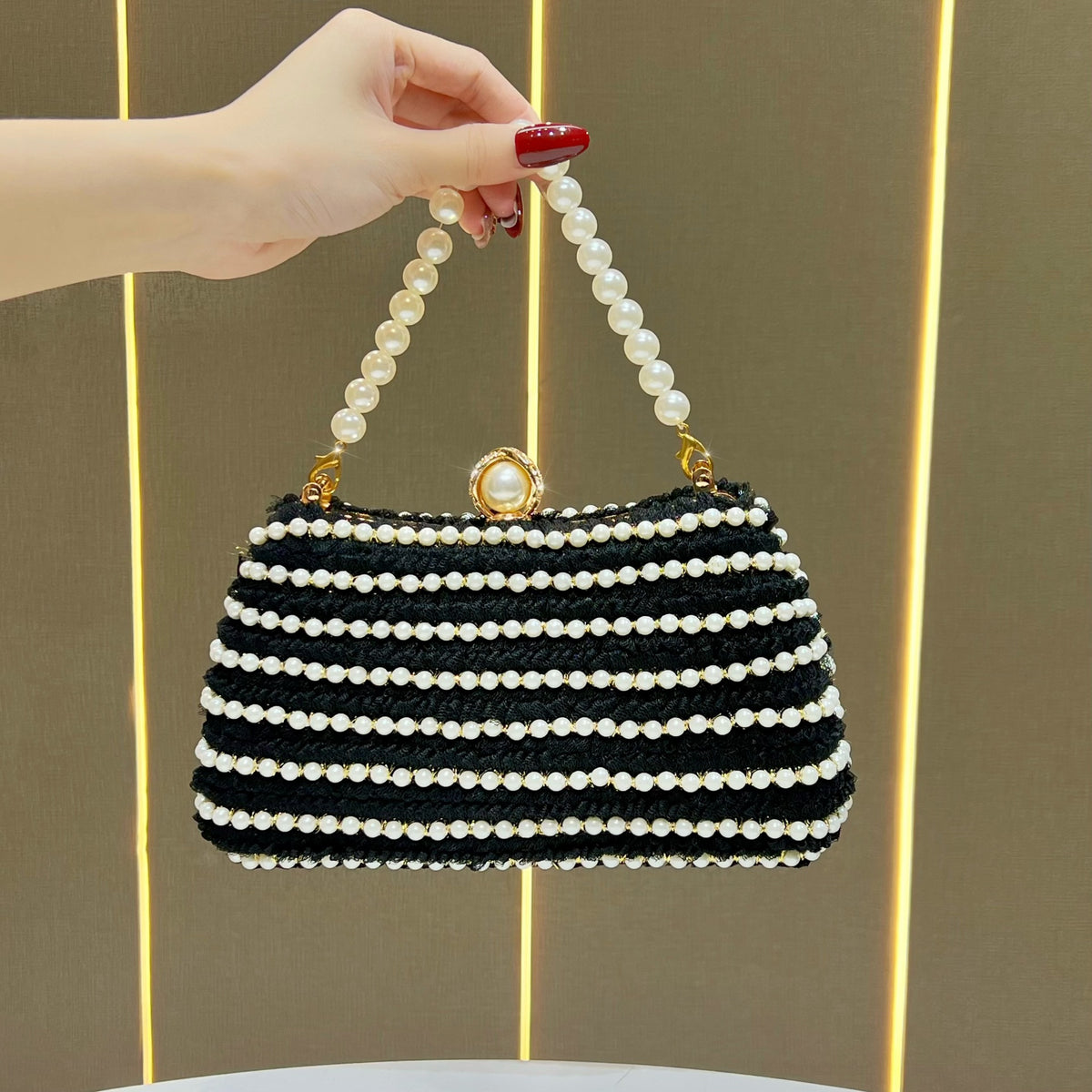 Elegante perlenverzierte Handtasche
