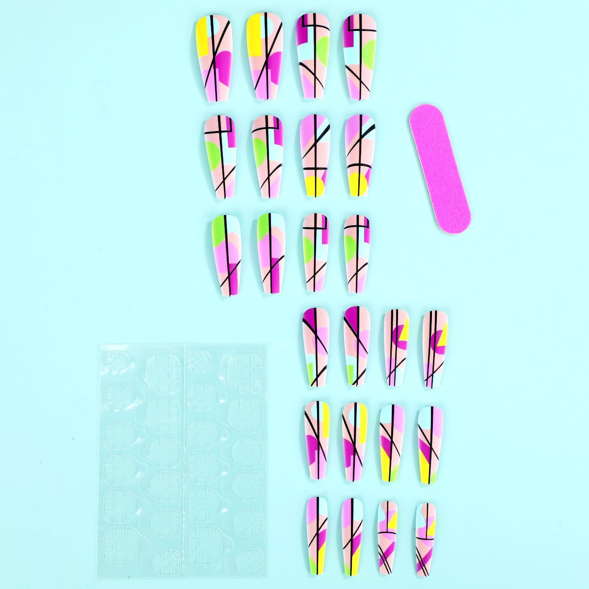 Kunstnägel im modernen geometrischen Design Brehn