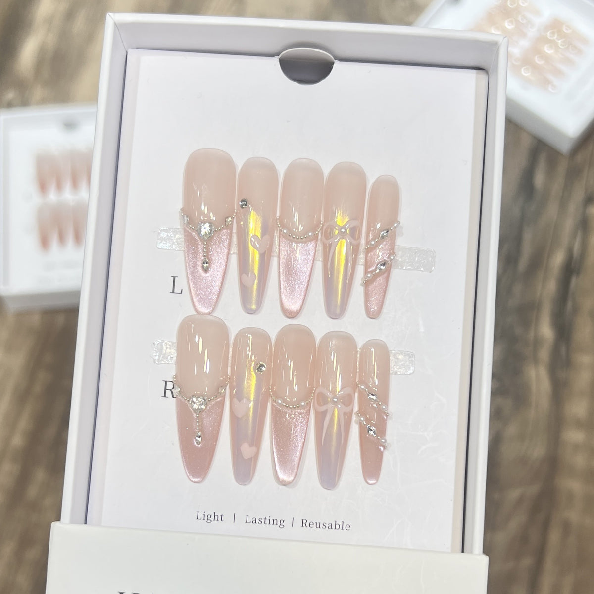 Premium dekorative Press-On Nagelset mit eleganten Edelsteindekoren Brehn
