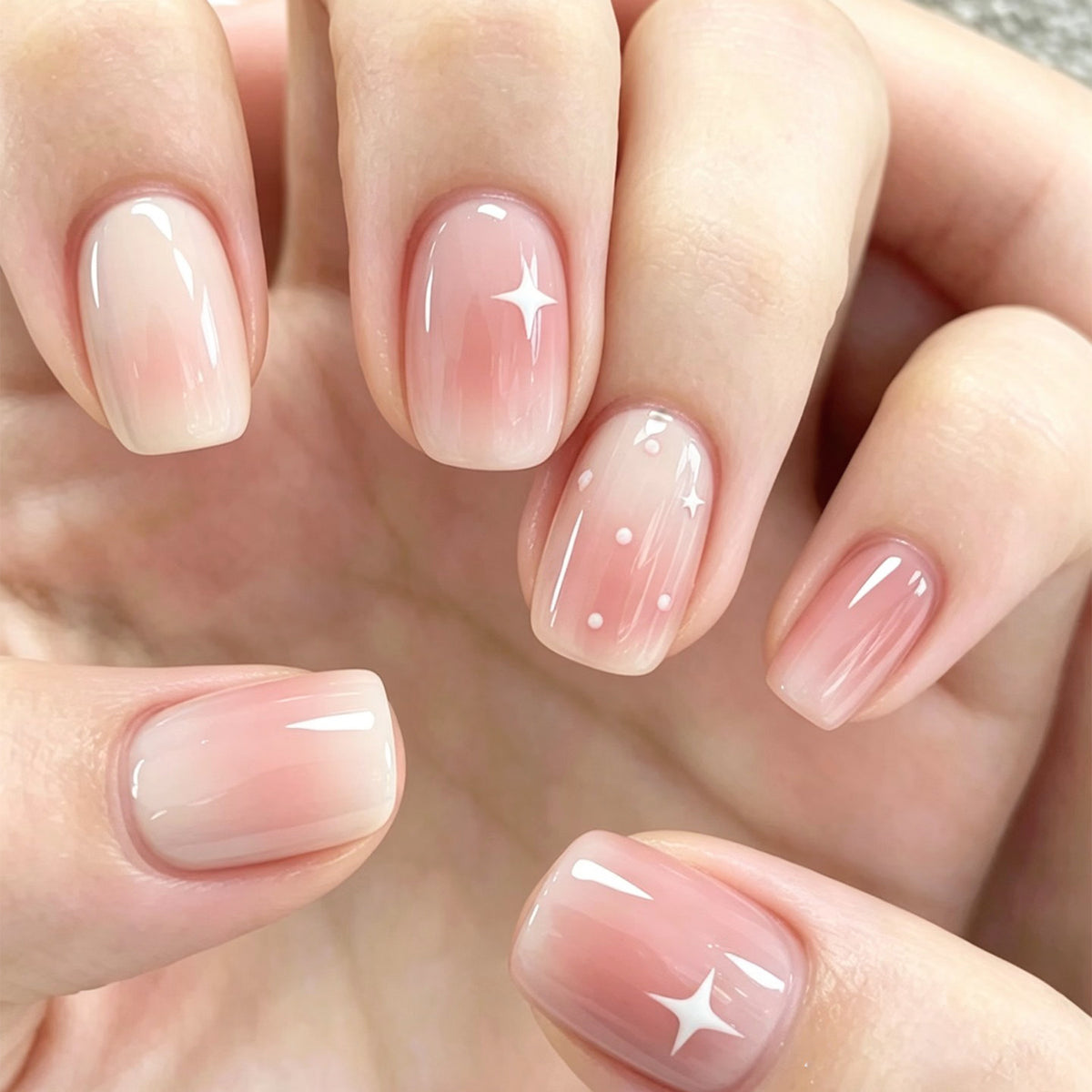 Nagelkunst mit Ombre-Effekt und Glitzerakzenten Brehn