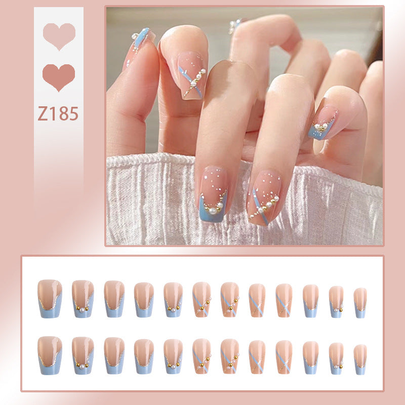 Kunstnagelset mit eleganten Glitzerverzierungen und schimmernden Akzenten Brehn