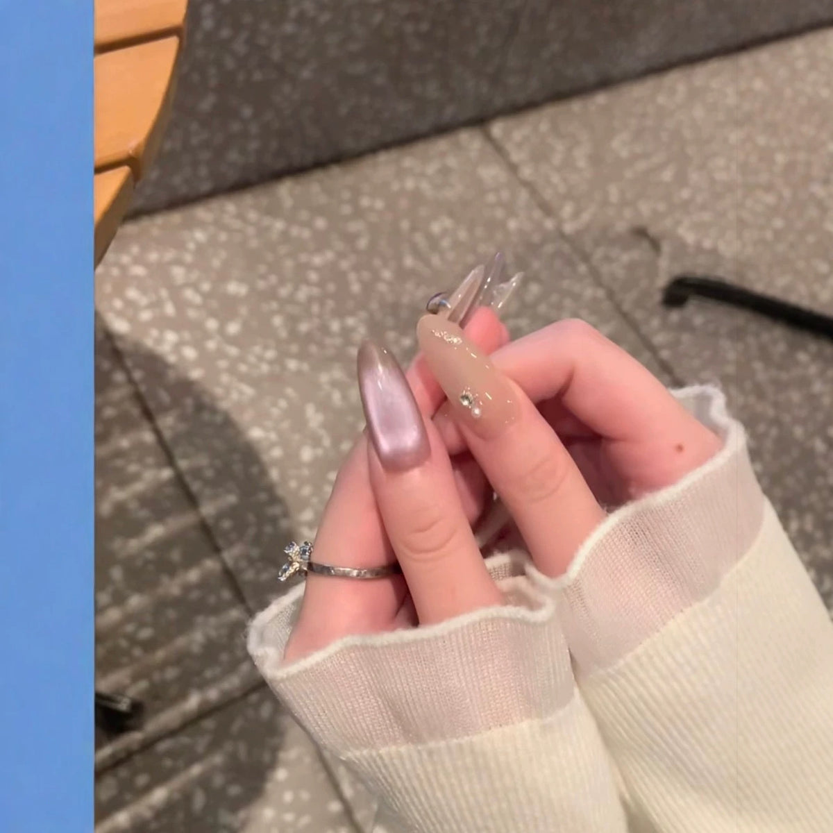 Elegante Lange Stiletto-Nagelerweiterungen mit Edelsteinakzenten