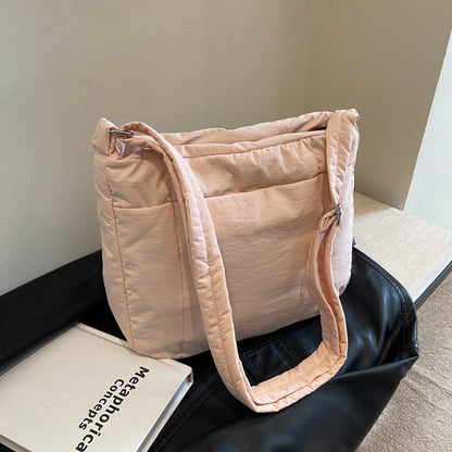 Leichte gestepfte Schultertasche