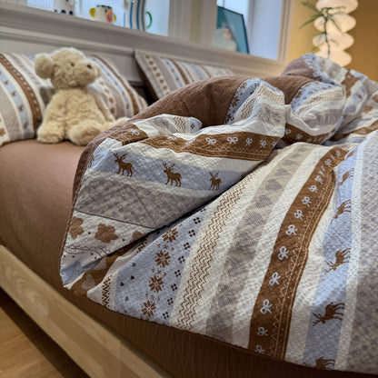 Gesteppte Baumwoll-Bettwäsche mit nordischem Rentier-Patchwork