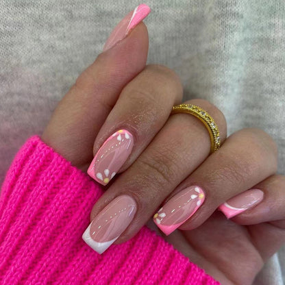 Kunstvolle Nagelkunst mit floralem Design und Glitzerakzenten Brehn