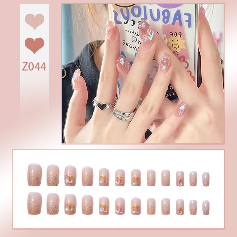 Kunstnagelset mit eleganten Glitzerverzierungen und schimmernden Akzenten Brehn
