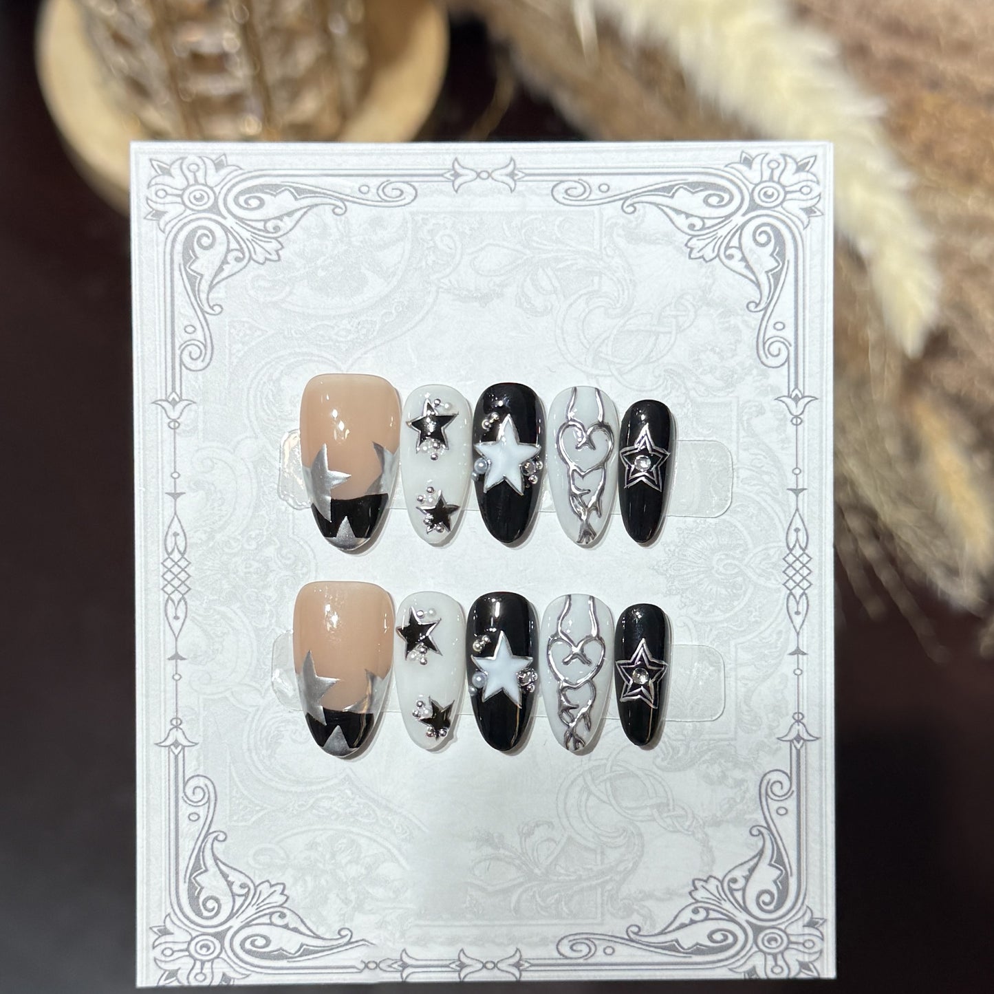 Dekorativer Press-On-Nagelset mit himmlischen Akzenten Brehn