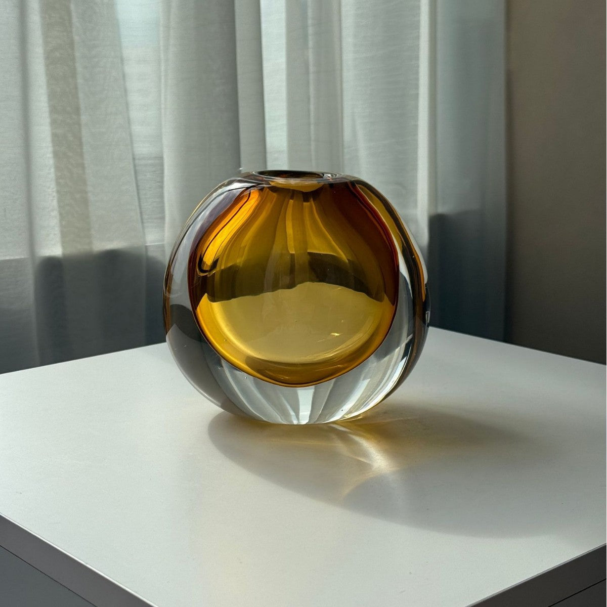 Handgefertigte solide Glas-Bud-Vase mit skulpturalem Hohlkern Brehn