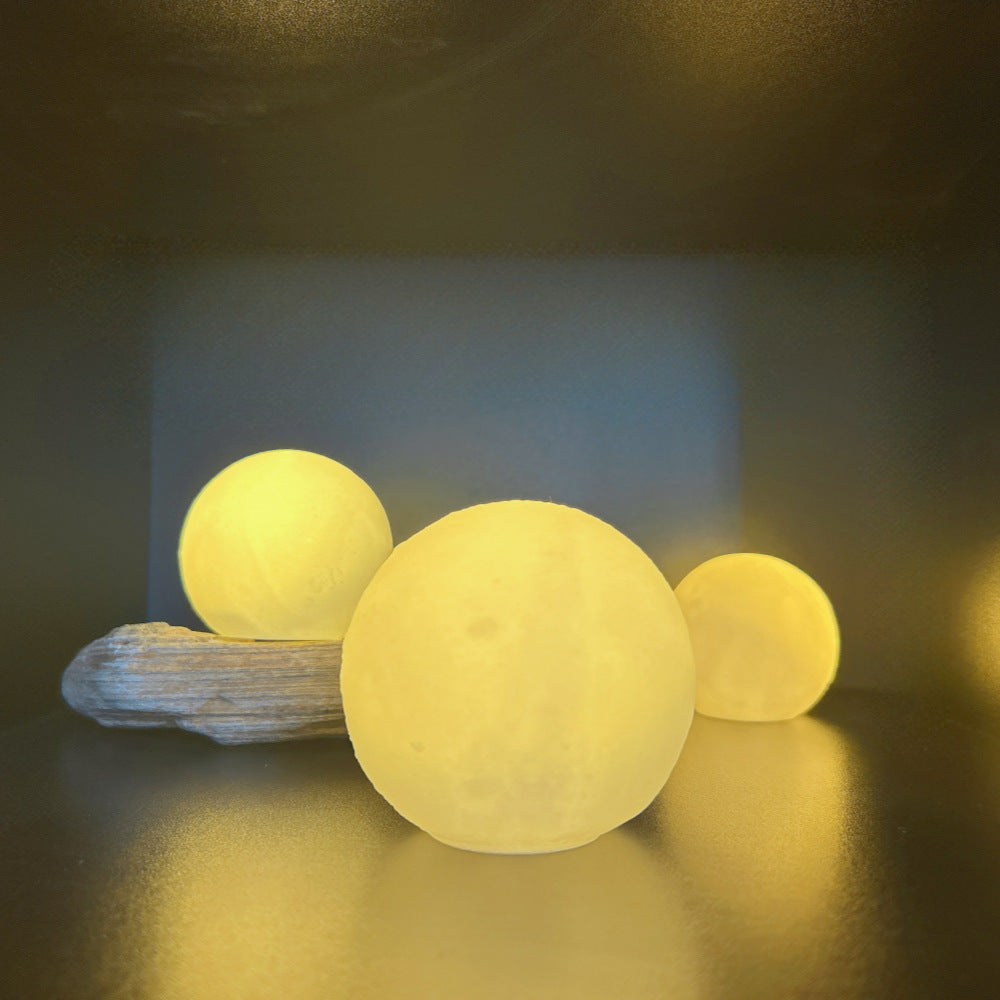 3D Lunar Texture LED Orb Nachttischlampe mit Holz-Geometrie-Ständer Brehn