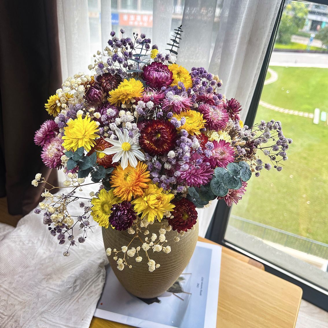 Trockenblumenstrauß mit natürlichen Akzenten