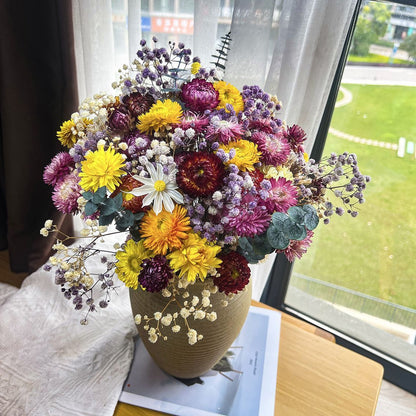 Trockenblumenstrauß mit natürlichen Akzenten
