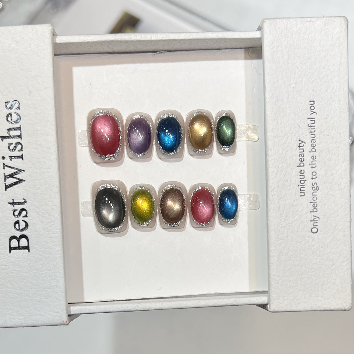 Bunte metallische Press-On Nagelset mit glitzernden Akzenten Brehn