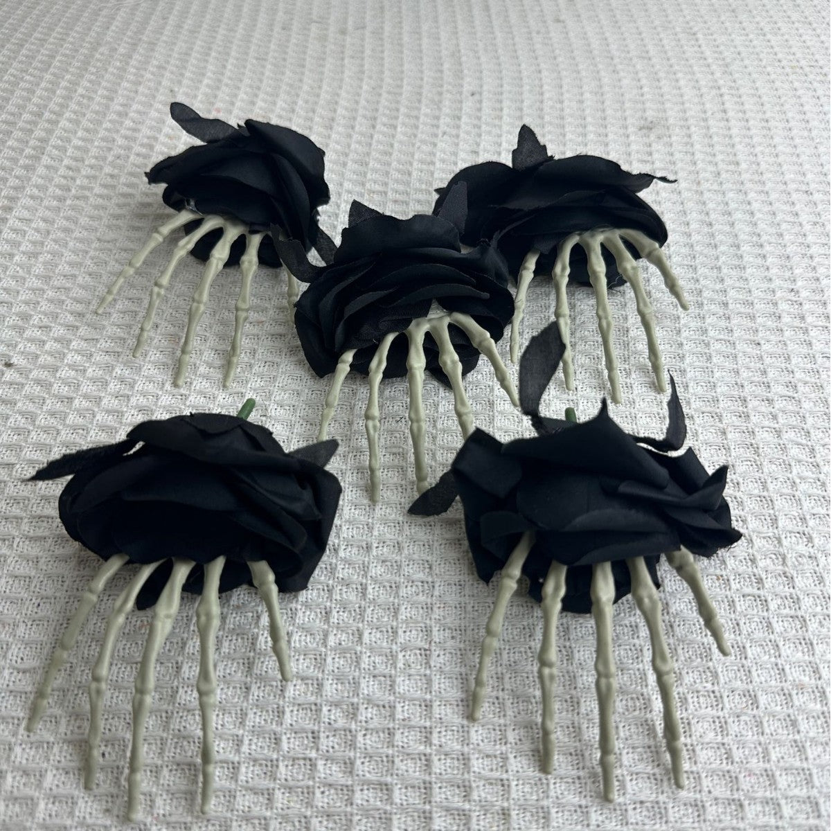 Set aus zarten Stoffrosen Haarclips für Braut und Festfrisuren