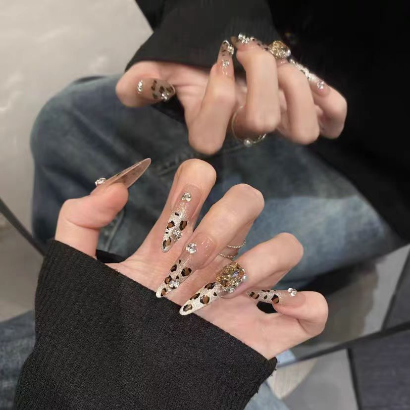 Dekoratives Press-On-Nagelset mit einzigartigen Mustern Brehn