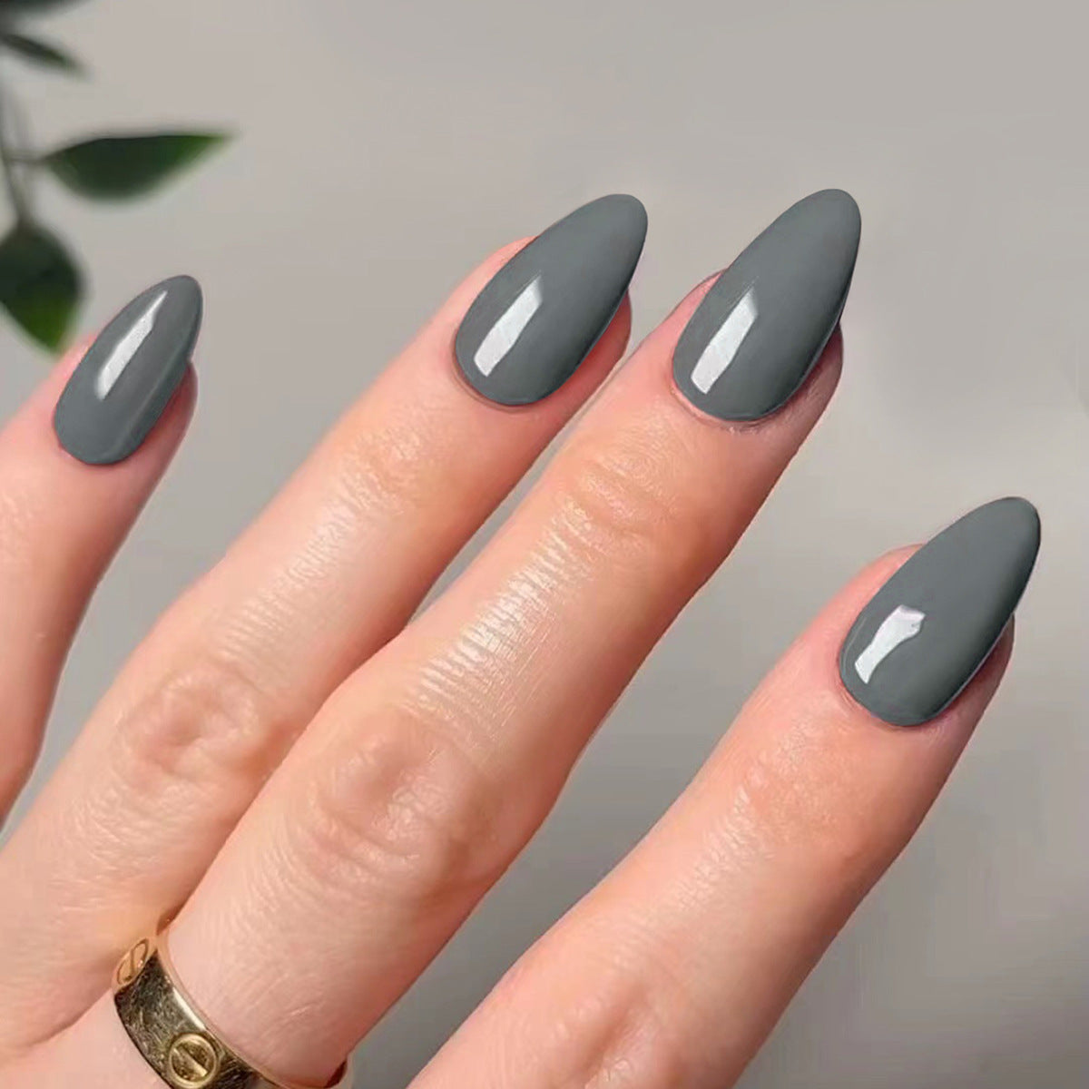 Kunstvolle Stiletto-Nägel mit elegantem Hochglanz-Finish Brehn