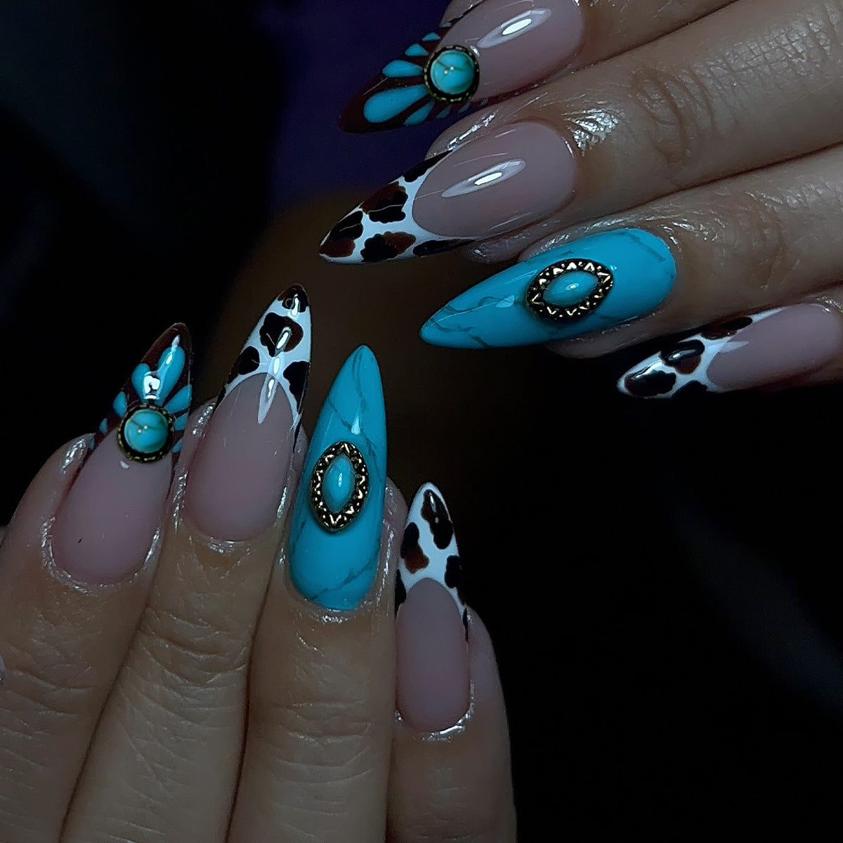 Künstlerische Stiletto-Nagelverlängerungen mit 3D-Akzenten Brehn
