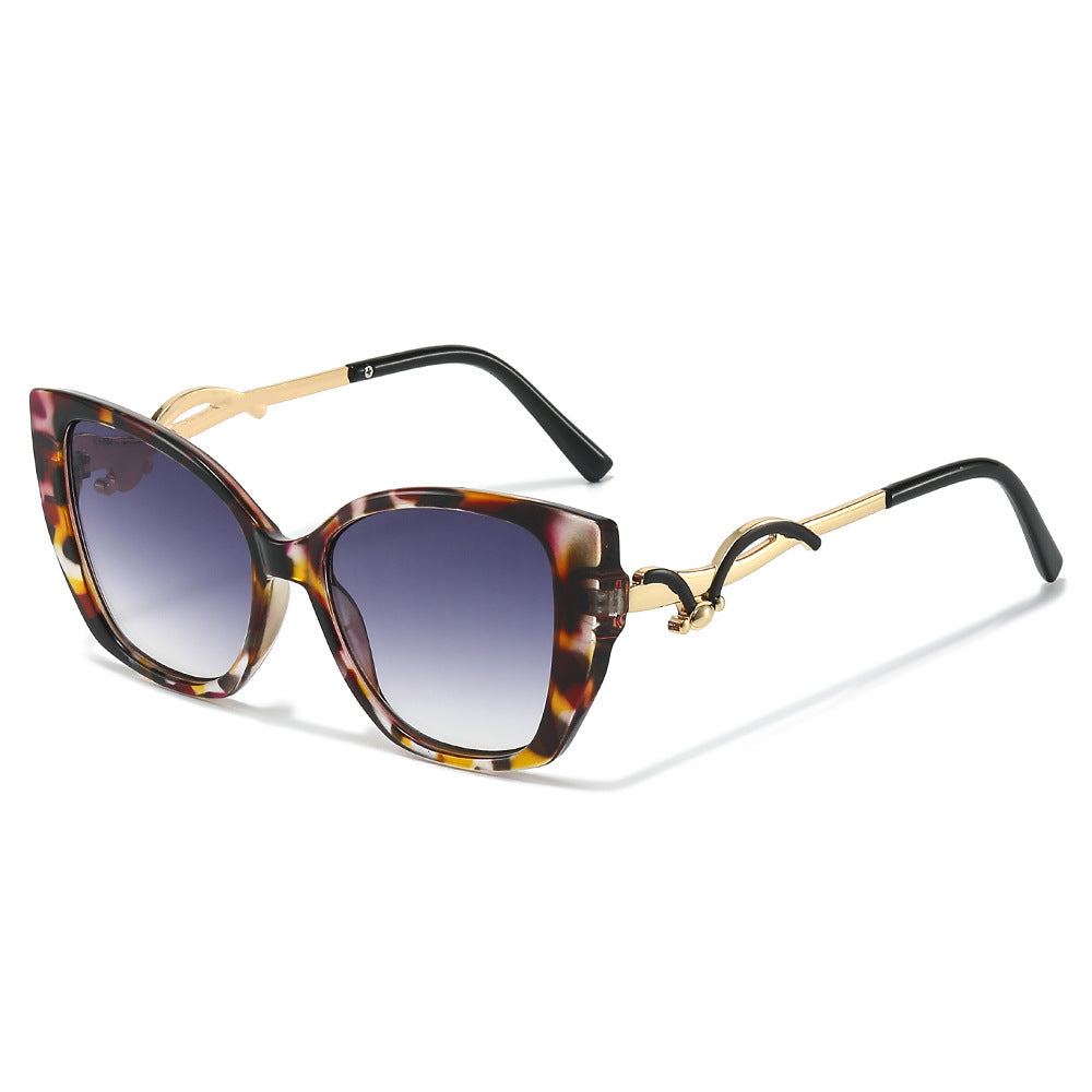Übergroße Geometrische Katzenaugen-Sonnenbrille mit goldenen Akzenten Brehn