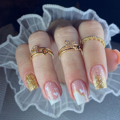 Kunstvolle Nagelverlängerungen mit elegantem Blattmuster Brehn