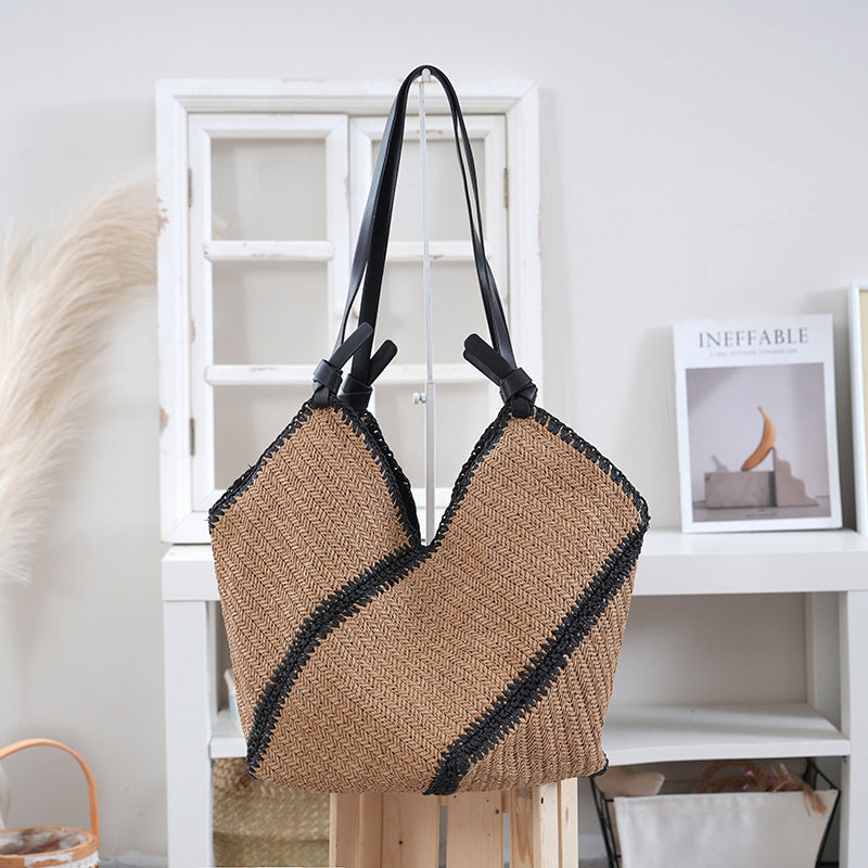Handtasche Aus Geflochtenem Naturmaterial mit Kontrastierenden Ledergriffen Brehn