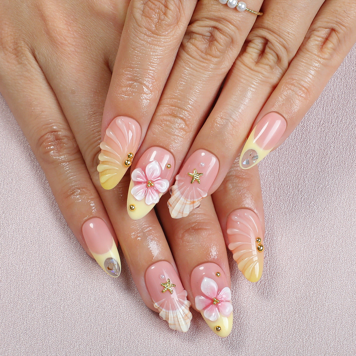 Kreatives Kunstnagelset mit maritimen Motiven und eleganten Verzierungen Brehn