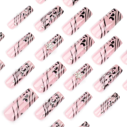 Kunstvolle Nagelkunst mit Zebramuster und Glitzerakzenten Brehn