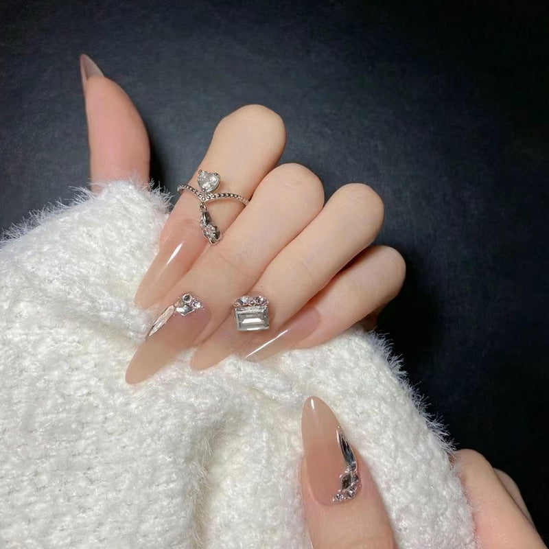 Glamouröse und Elegante Kunstnägel mit Kristallakzenten Brehn