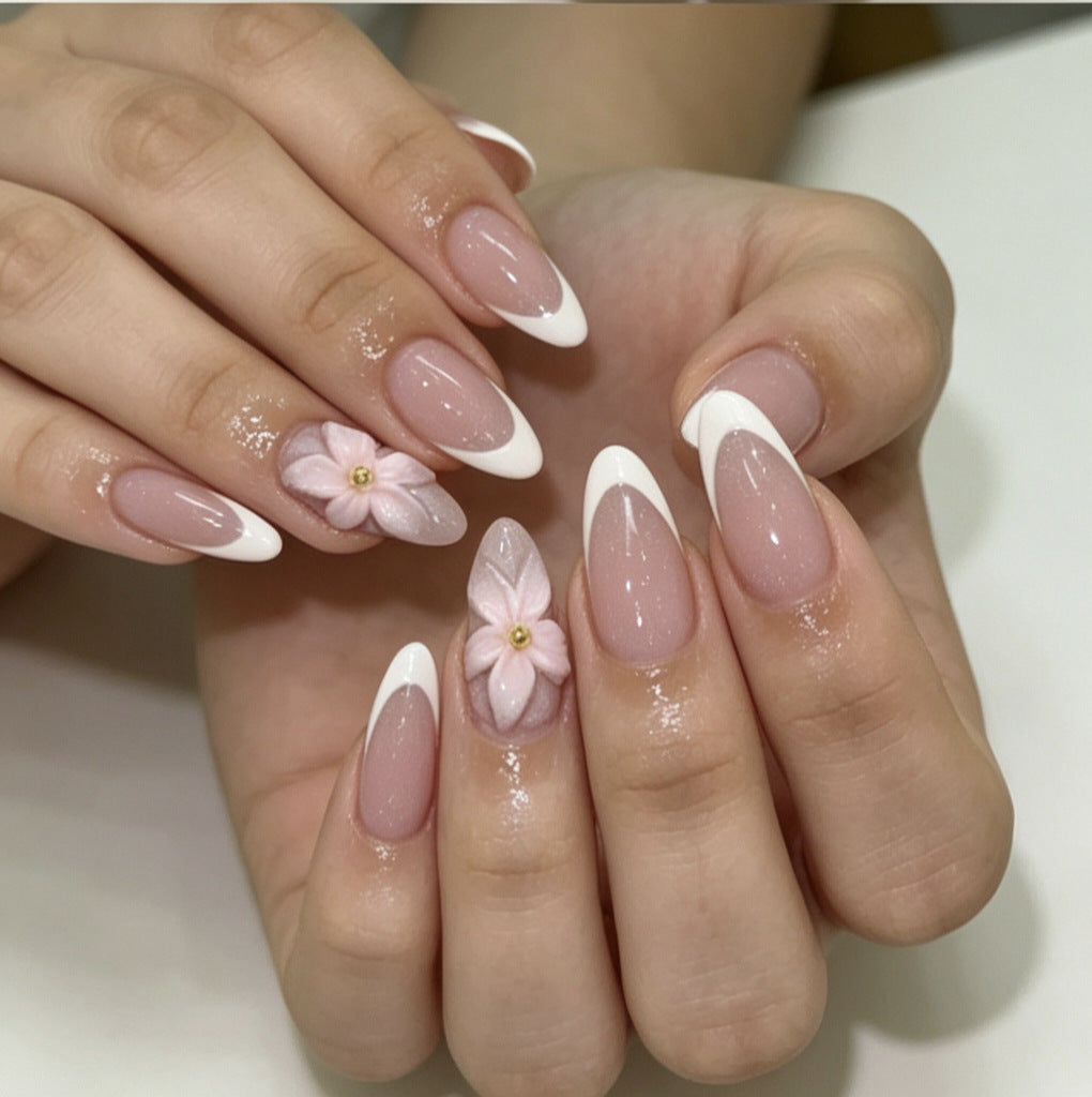 Kunstnägel mit Blumiger Verzierung und Elegantem French-Tip Brehn
