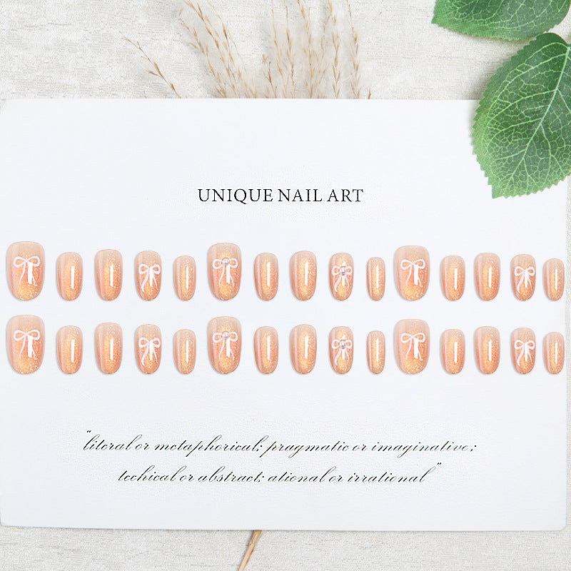 Glamouröse Kunstnagelspitzen mit Glitzerakzenten Brehn