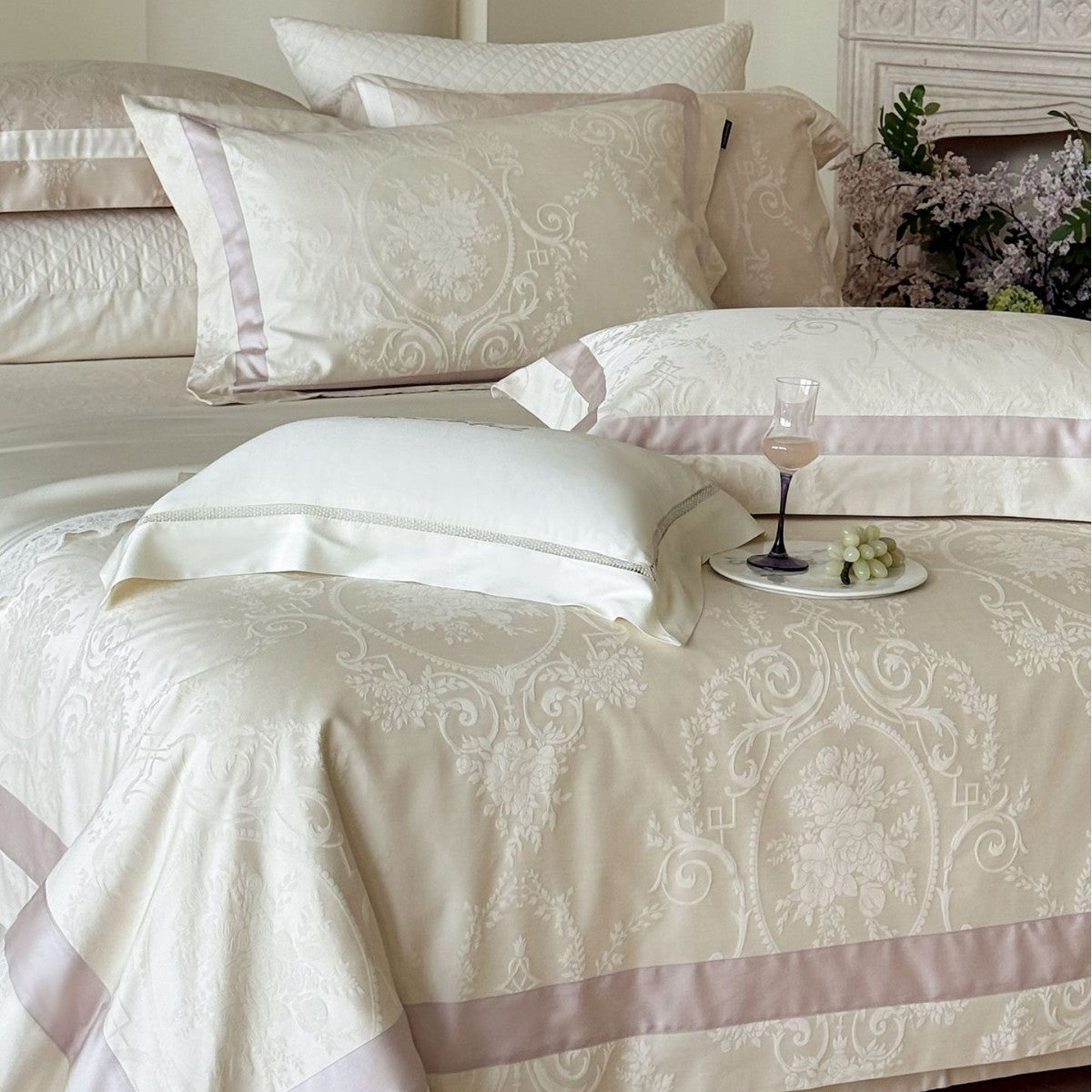 Luxuriöse Jacquard-Bettwäsche-Garnitur mit Damastmuster und Satinbordüre