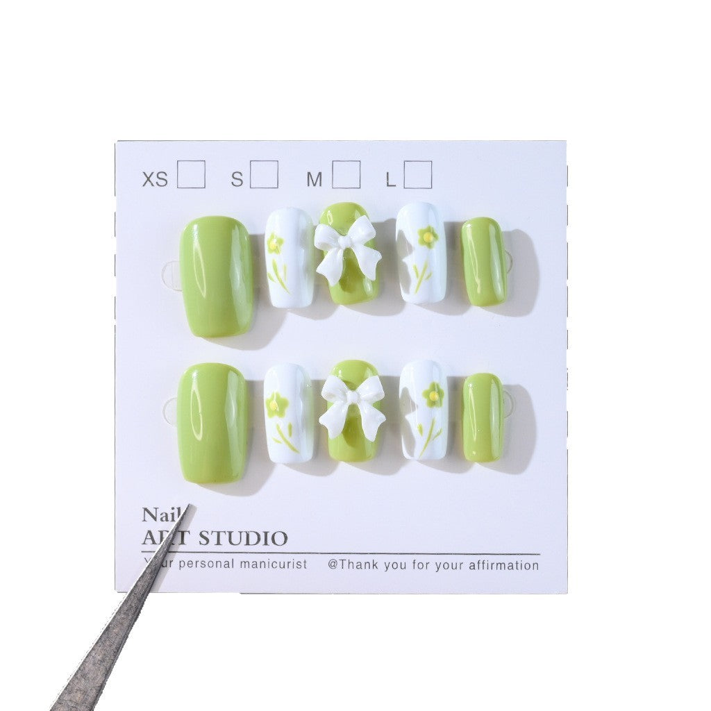 Dekorativer Press-On-Nagelset mit floralem Schleifenmuster Brehn