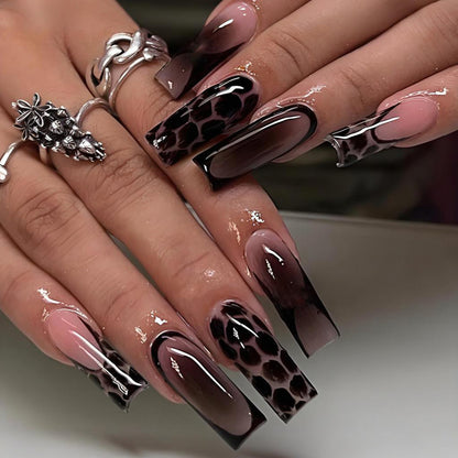 Kunstnagelset mit eleganten Dekoren und modernem Design Brehn