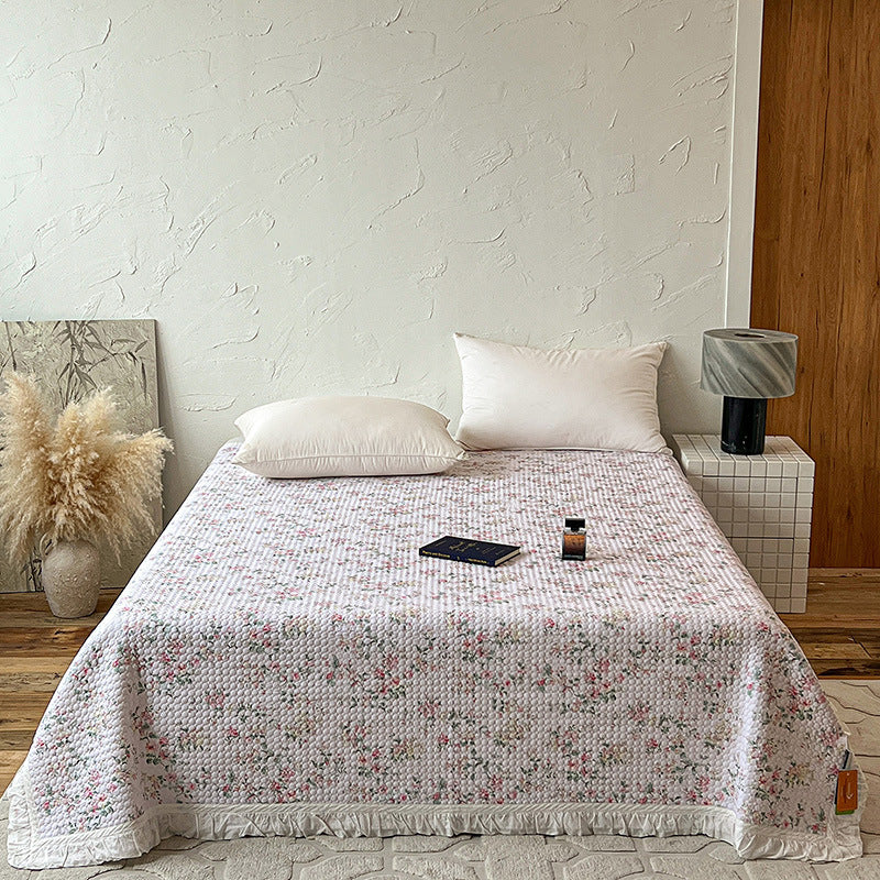 Gesteppte Bettdecke mit Rüsche und Miniblumenmuster