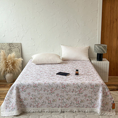 Gesteppte Bettdecke mit Rüsche und Miniblumenmuster