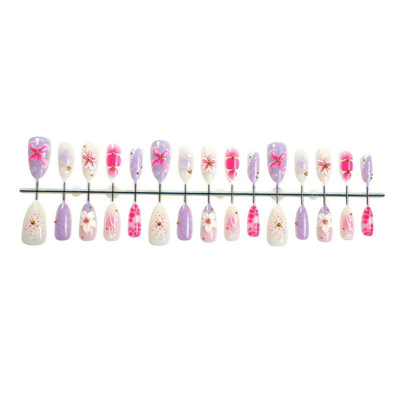 Kunstnagelset mit elegantem floralen Design und 3D-Akzenten Brehn