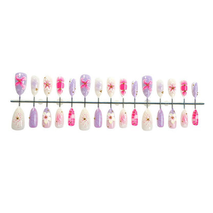 Kunstnagelset mit elegantem floralen Design und 3D-Akzenten Brehn