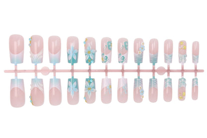 Kunstnagelset mit eleganten blumigen Verzierungen und Glitzerakzenten Brehn