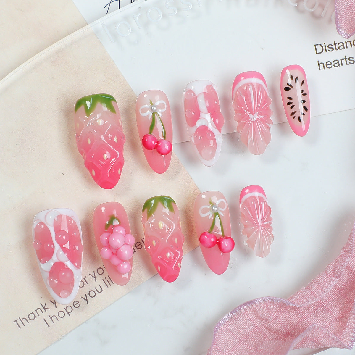 Kreatives Nagel-Set mit fruchtigen und floralen Designs Brehn