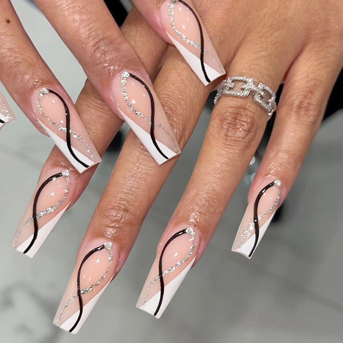 Kunstvolle Nagelverlängerungen mit elegantem Glitzerdesign Brehn