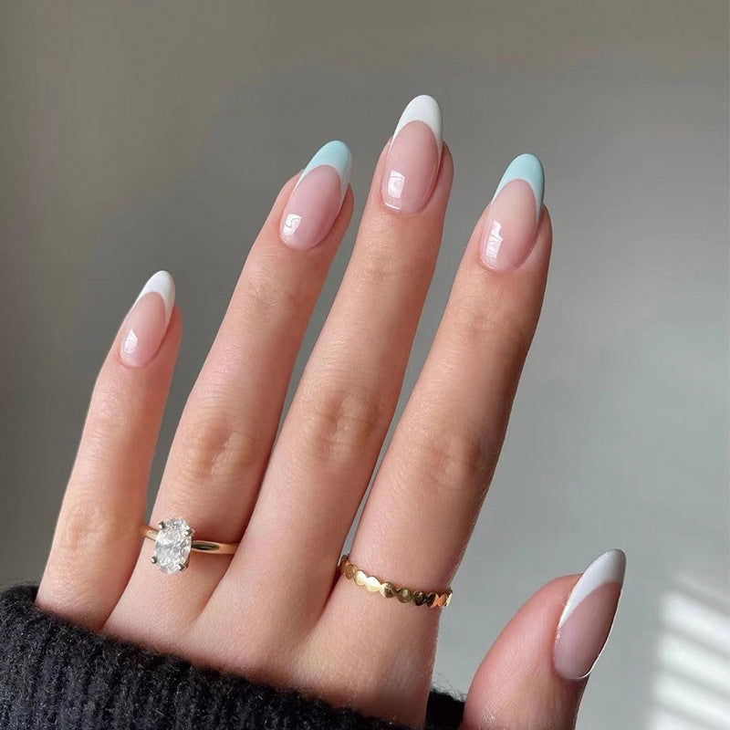 Kunstvolle Nagelkunst mit französischem Design Brehn