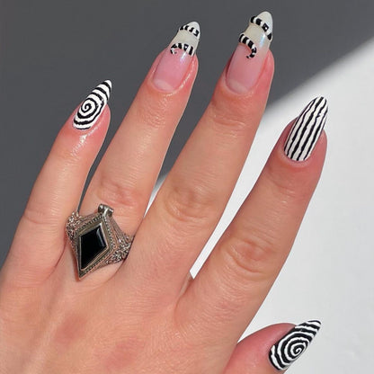 Elegante Stiletto Press-On Nagelkunst mit Strass-Akzenten Brehn