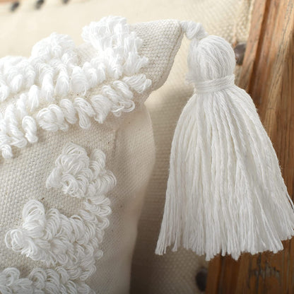Quadratischer Boho‑Kissenbezug mit handtuftetem Diamant‑Tufting, hochflorigem Chenille‑Relief und Eckquasten Brehn