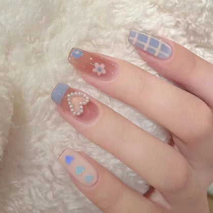 Künstlerisches Press-On Nagelset mit floralen und Herzdesigns Brehn