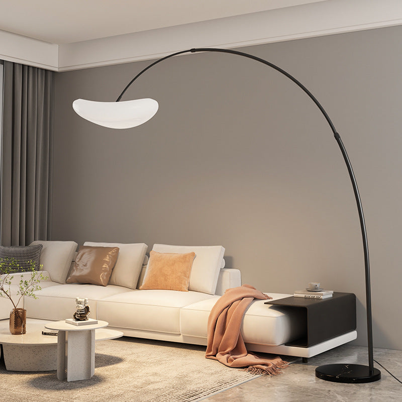 Kurvierte Stehlampe mit integriertem Schirm