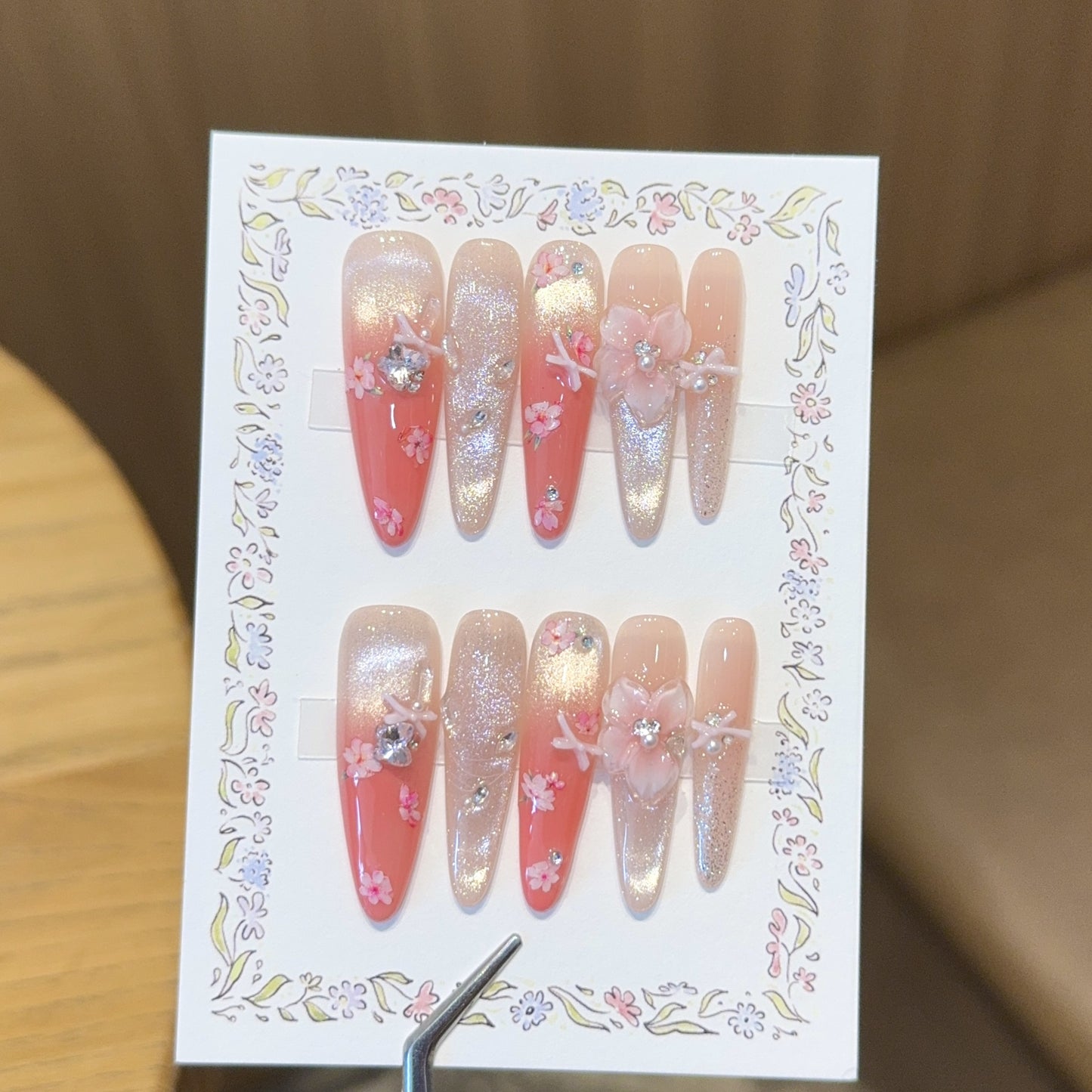 Kunstnägel mit Floralen Verzierungen und Glitzereffekten Brehn