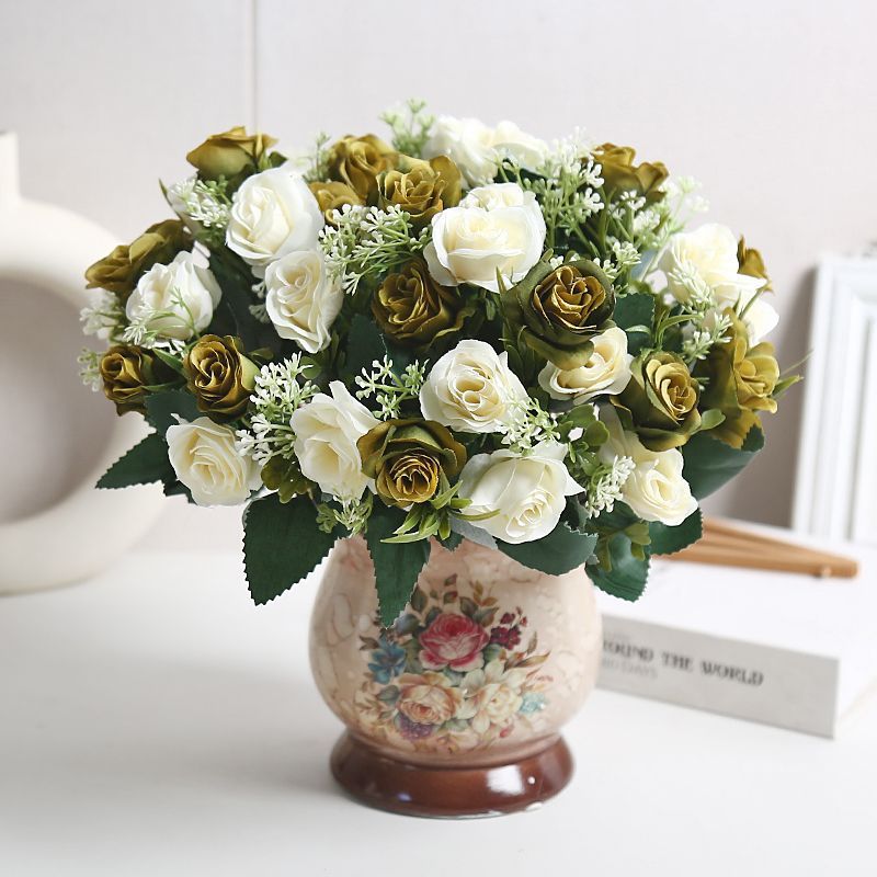 Lebensechte Blumenarrangement in modernem Vase