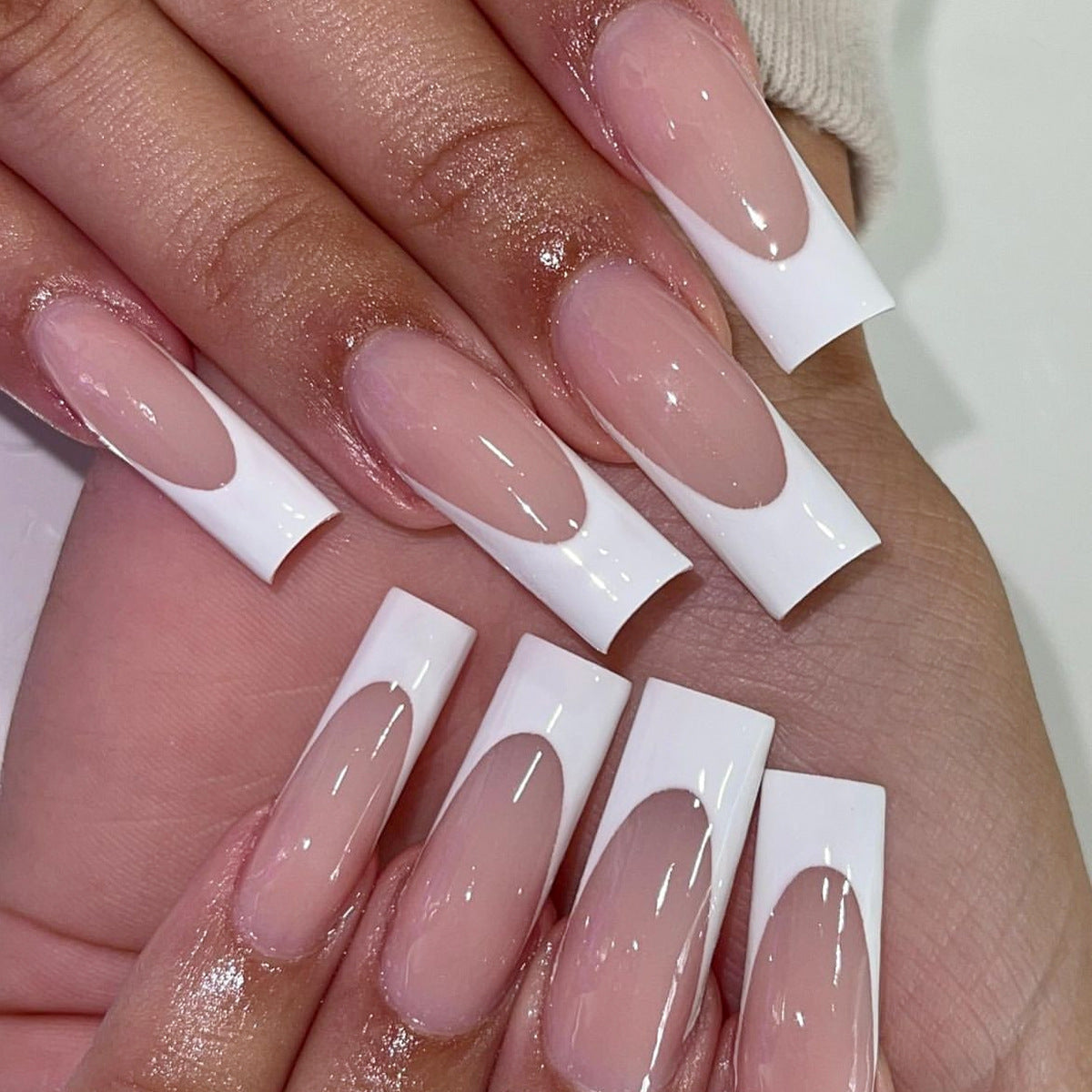 Elegantes kristallverziertes Press-On-Nageldesign Brehn