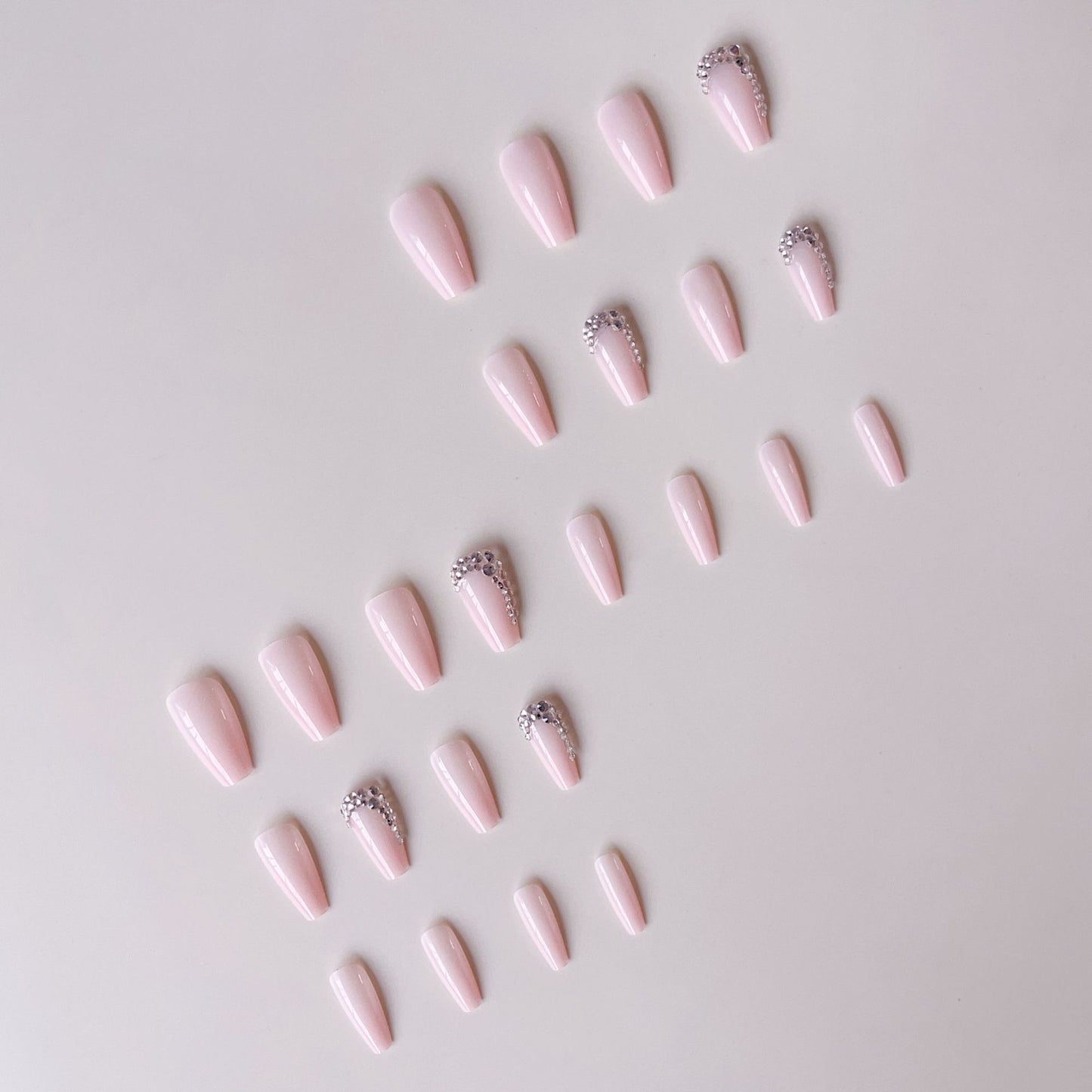 Kunstnagelset mit glamourösen Strassverzierungen Brehn