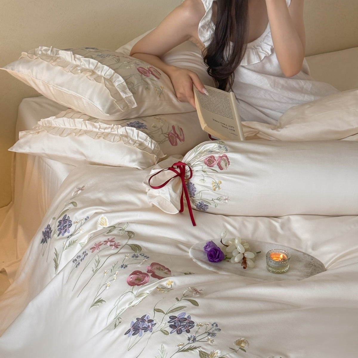 Floral besticktes Luxus-Baumwollsatin-Bettwäsche-Set mit Rüschenkissenbezügen