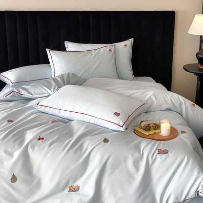 Premium-Baumwollsatin-Bettgarnitur mit zarten Tierstickereien und Kontrastpaspel