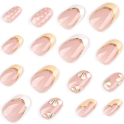 Kunstvolle Nagelverlängerungen mit floralem Design und eleganten Goldakzenten Brehn